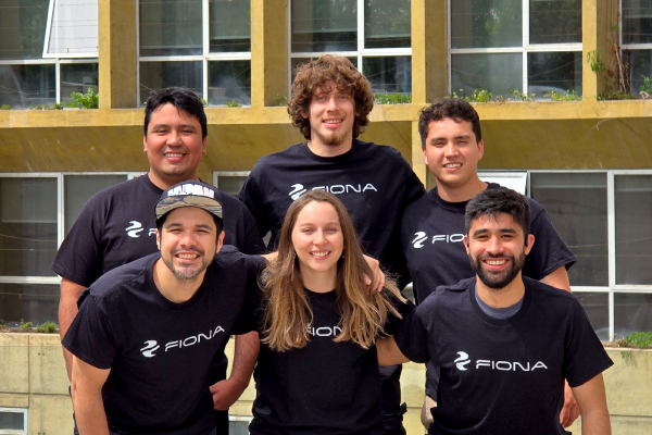 Equipo de Fiona Robotics trabajando en innovación